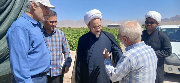بازدید امام جمعه و رییس اداره کمیته امداد شهرستان خلیل‌آباد از کشاورزان 