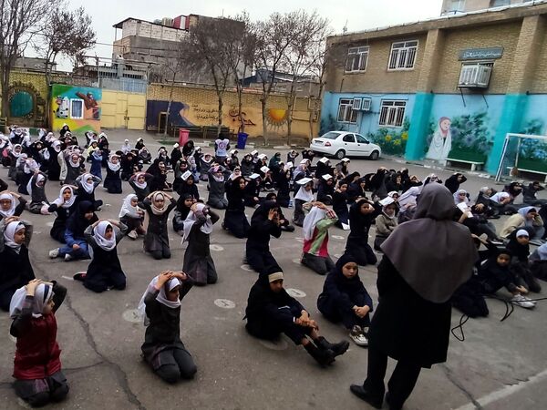 بیست و ششمین مانور زلزله در دبستان شهیدان فاضل الحسینی ۱