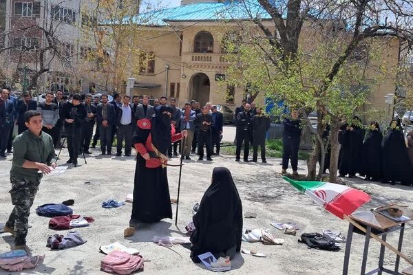 نمایش دانش‌آموزان دختر در سوگ شهدای میناب
