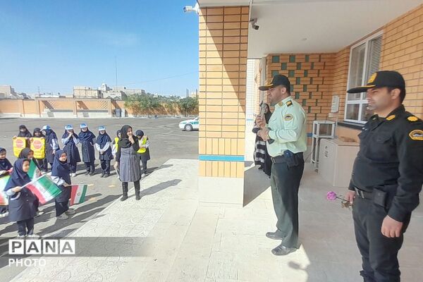 میزبانی دختران مدرسه محدثه شاهد از سرگرد چگینی فرمانده نیروی انتظامی ورامین و همراهانشان
