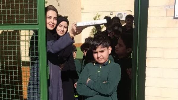 دهه فجر با طعم پهلوانی؛ دانش‌آموزان یزدی ورزش باستانی را تجربه کردند