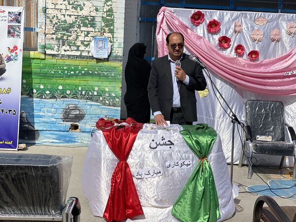نواختن زنگ جشن نیکوکاری در دبستان زینب قهرمانی مه ولات