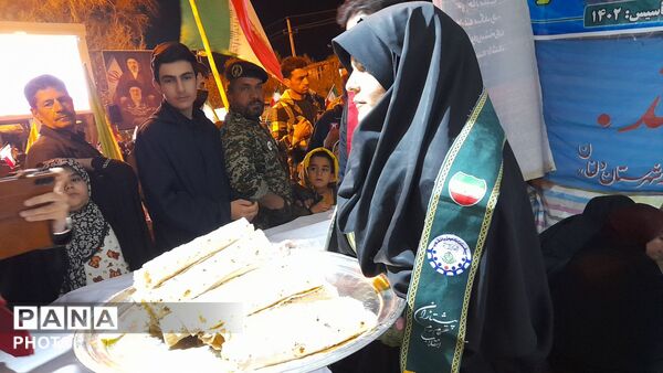 پنجاه و هشتمین شب اجتماع بیعت با رهبری در نورآباد دلفان؛ صحنه‌ای از حضور گرم مردم و بازگشته‌ی ناو دنا