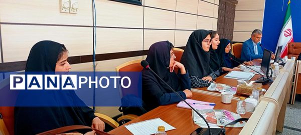 نشست بین نسلی دانش‌آموزان دختر منتخب با حضور مشاور وزیر و استاندار 