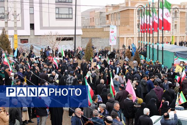 حضور گسترده اقشار مختلف مردم پردیس در راهپیمایی ۲۲ بهمن