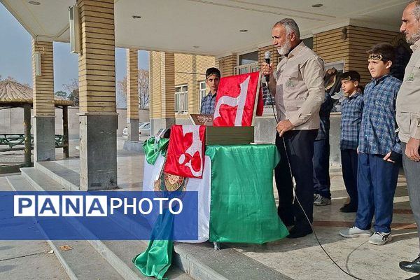 تجدید عهد دانش آموزان مدرسه ایمان ورامین با امام حسین (ع) 