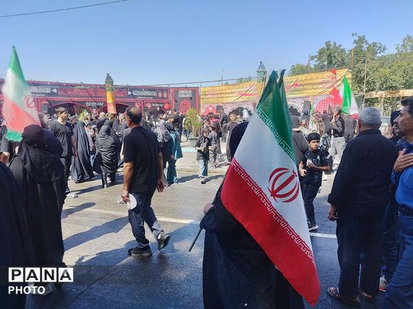 زائرانِ نرسیده به حریم؛ خروشِ اربعینی‌ها در قلبِ نیشابور
