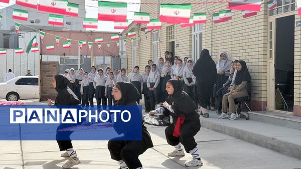 افتتاح نمایشگاه دست‌سازه‌های دانش‌آموزی در هنرستان صدیقه طاهره(س)