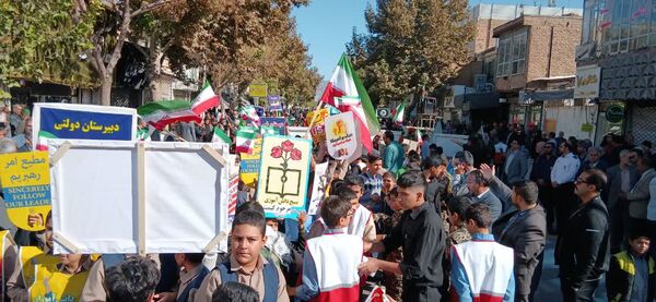 حضور پرشور نوجوانان و خانواده‌ها در سیزده آبان تجدید پیمان با انقلاب