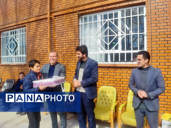 تقدیر از دانش‌آموزان برتر دبیرستان پژوهش آشخانه 