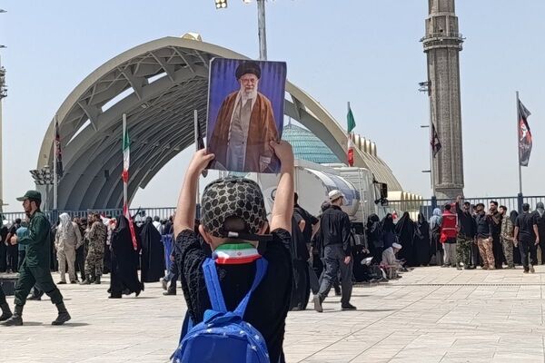 جمعیت بی‌شمار در صحن‌ های مصلی؛ آخرین لحظات وداع با رهبر