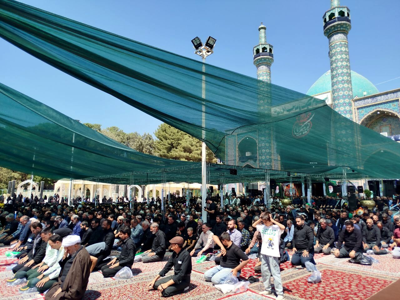 اقامه نماز ظهر اربعین در کاشمر