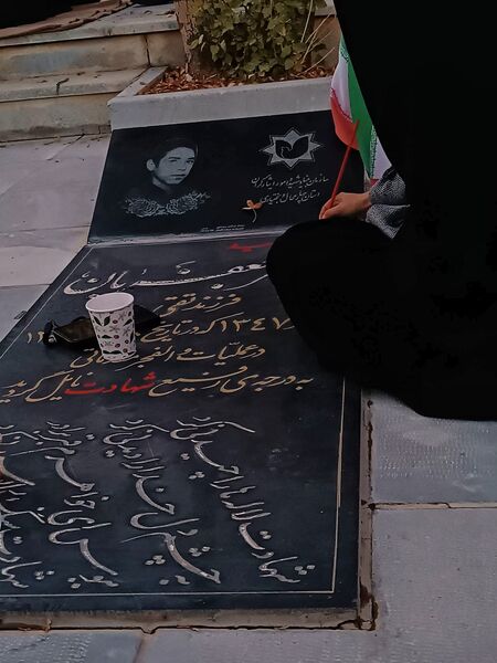 دختران شاهد فاطمه‌زهرا(س) در گلزار شهدا، قبور مطهر را به رنگ عشق آراستند