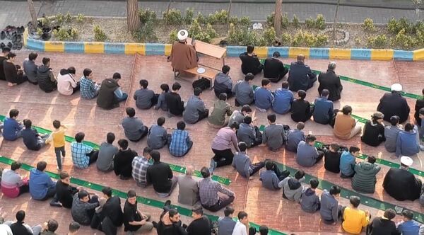 اقامه نماز باران در دبیرستان علوم و معارف شهید مطهری (ره)