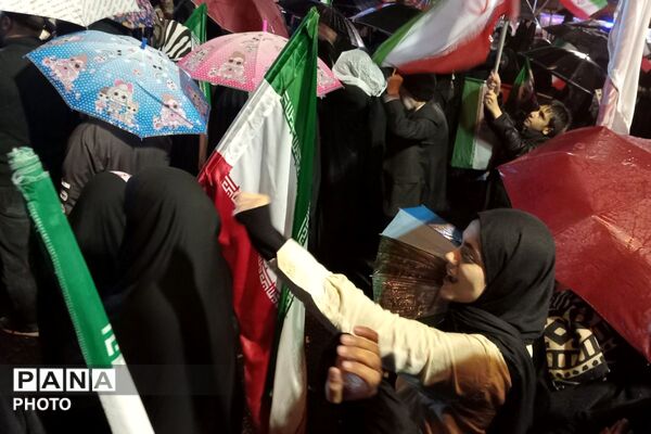 حضور مستمر و همدل مردم پردیس در تجمعات شبانه با وجود بارندگی