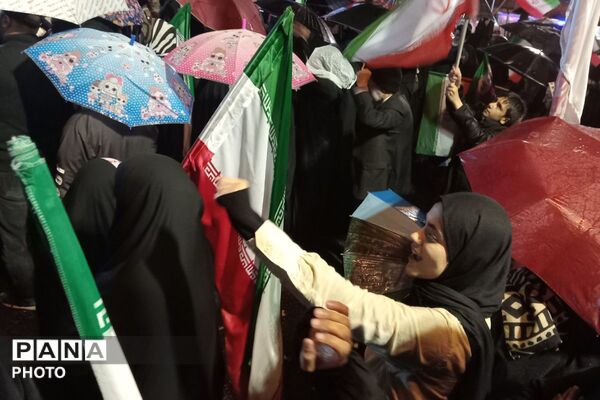 حضور مستمر و همدل مردم پردیس در تجمعات شبانه با وجود بارندگی