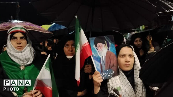قیام مردم انقلابی کوهدشت زیر بارش الهی