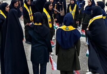 حضور پررنگ فرهنگیان و دانش آموزان منطقه کاکاوند در راهپیمایی ۲۲ بهمن 