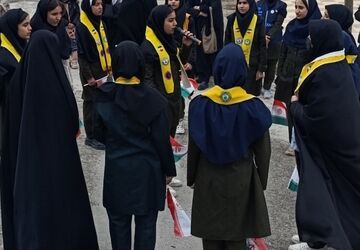 حضور پررنگ فرهنگیان و دانش آموزان منطقه کاکاوند در راهپیمایی ۲۲ بهمن 