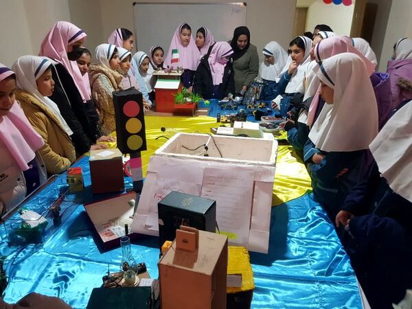 نمایشگاه آثار پژوهشی دانش آموزان رودهن
