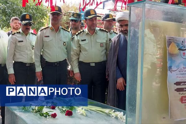 آیین گلباران قبور شهدا در آخرین روز هفته انتظامی