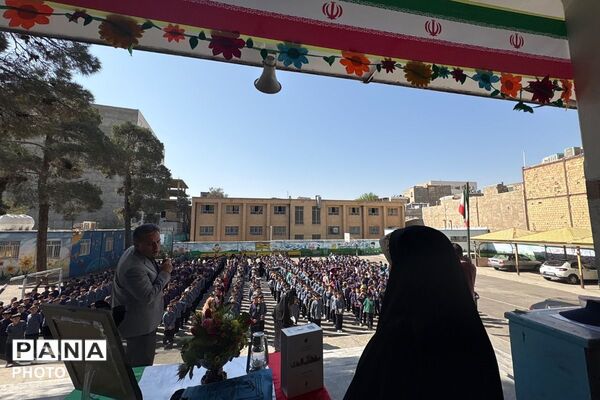 تقدیر از فرزند شهید همتی نژاد در دبستان ملاصدرا 