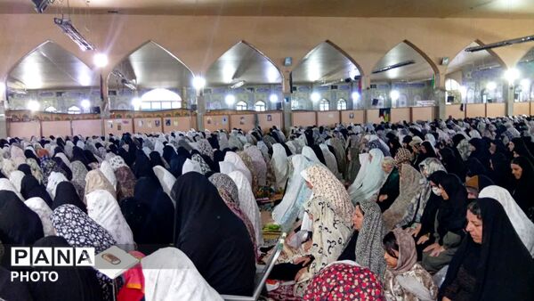 اقامه نماز عید فطر در یاسوج مصلی امام خمینی (ره)