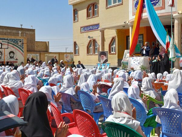 نواختن زنگ سپاس معلم در دبستان دخترانه شاهد نرگس