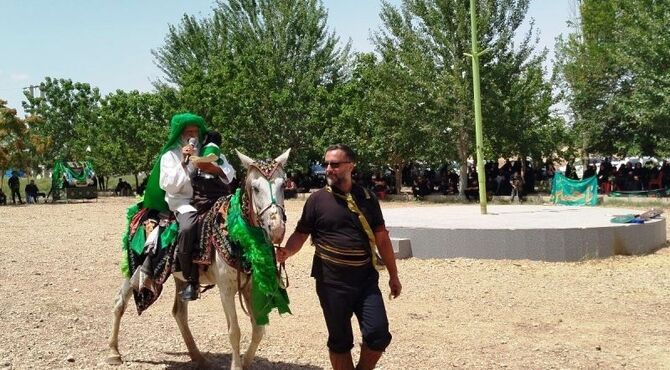 طنین نوای «یا حسین (ع)» در قلب کویر؛ میزبانی گرم فیروزآباد از عزاداران حسینی امروان
