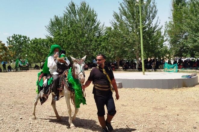 طنین نوای «یا حسین (ع)» در قلب کویر؛ میزبانی گرم فیروزآباد از عزاداران حسینی امروان