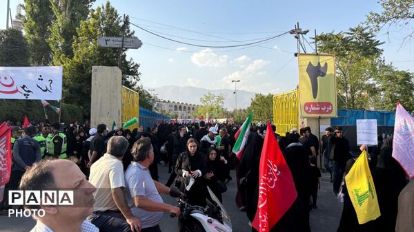 مصلای تهران با فریادِ باید برخاست لرزید