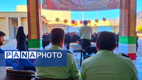 مراسم تجلیل از پرسنل زحمتکش  نیروی‌انتظامی در دبیرستان حضرت‌زینب(س) شهرستان لنده 