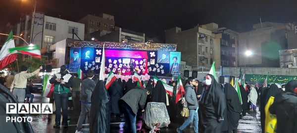 هفتاد شب متوالی حضور پرشور مردم در میدان جمهوری