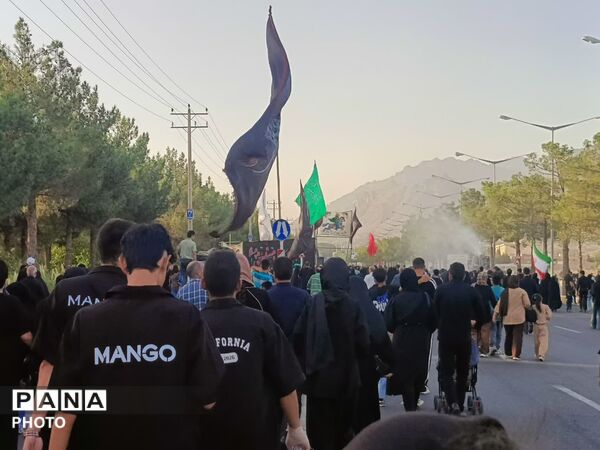 رقص پرچم‌ها در باد عزای کاشمر هم‌صدایی آسمان با زائران
