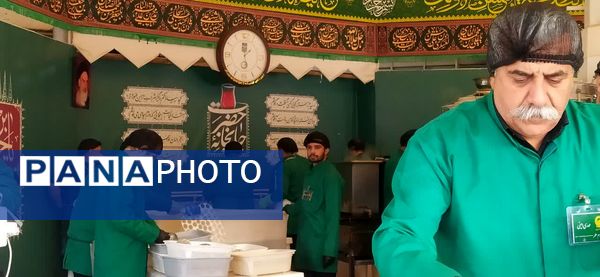 حضور خادمان اصفهانی در چایخانه امام رضا«ع» مشهد