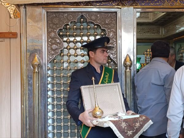 مراسم غبارروبی ضریح مطهر حضرت سلطانعلی(ع) همزمان با میلاد پیامبر(ص) و امام صادق(ع) در مشهد اردهال