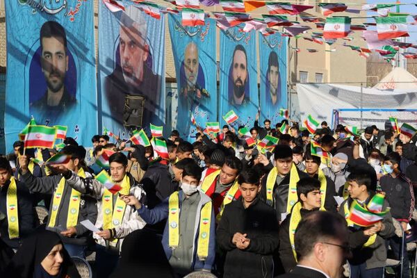آیین نمادین نواختن «گلبانگ انقلاب اسلامی » در مدرسه احمد فتاحی ناحیه دو یزد
