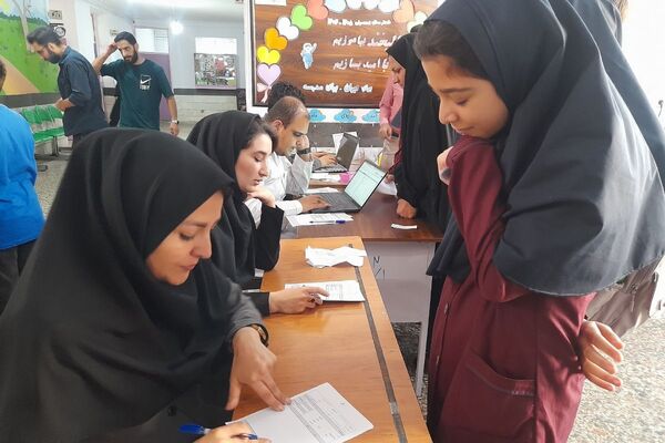 حضور پزشکان خیریه امام حسن عسگری برای غربالگری دانش آموزان دبستان میرشفیعی ها امری جهادی