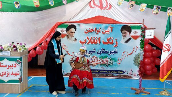 همایش «یاوران انقلاب» و «پیشتازان مقاومت» و آیین نواختن زنگ انقلاب در شیروان برگزار شد
