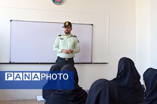 گرامیداشت هفته نیروی انتظامی در مدرسه یادگار امام ورامین
