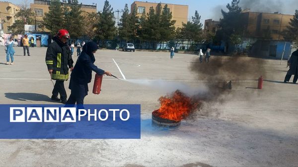 آموزش ایمنی و اطفای حریق برای دانش‌آموزان دبیرستان فرهنگیان