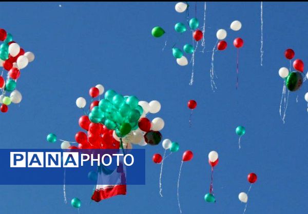 جشن انقلاب در دبستان لاله‌های انقلاب 