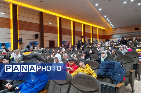 اجرای برنامه هم‌ساده‌ها در سالن سینما ۱۹بهمن پایگاه هوایی شیراز