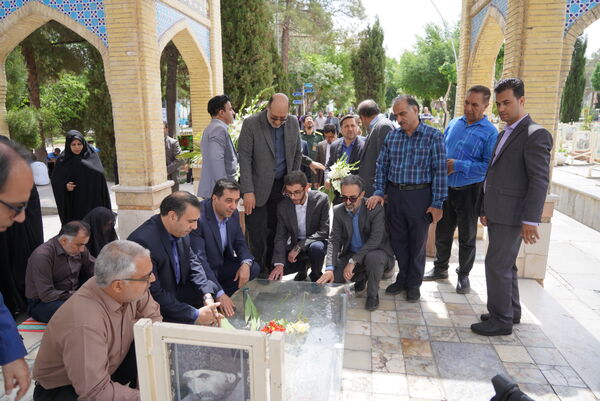 مراسم عطرافشانی قبور مطهر شهدا باحضور مدیرکل آموزش‌وپرورش استان اصفهان
