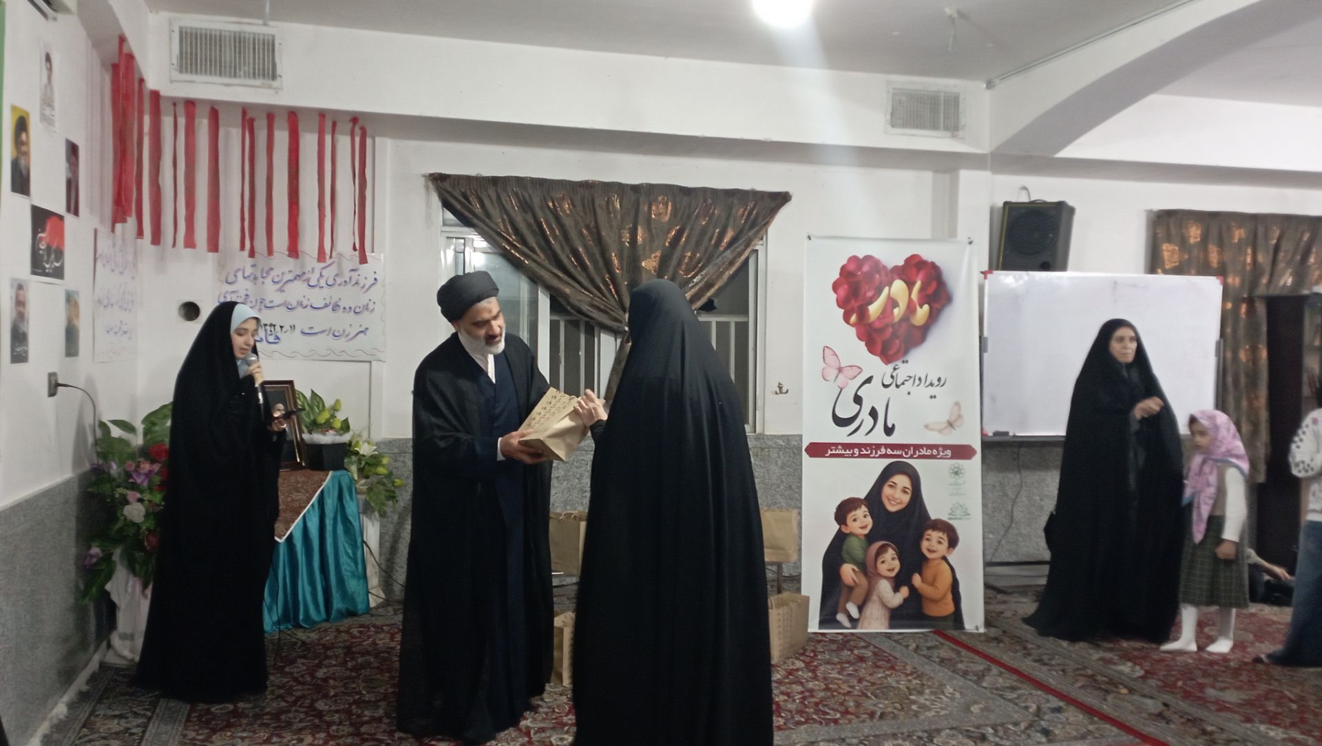 مراسم تقدیر از مادران دارای چند فرزند و برپایی سفره ام‌البنین (س) در مشهد