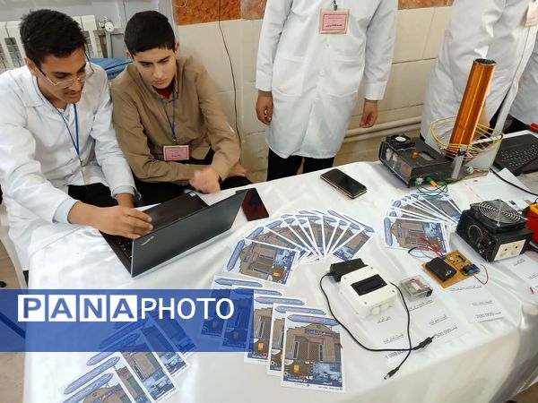 برگزاری نمایشگاه ایده‌های تحول آفرین در دبیرستان الگونه ناحیه ۳ شیراز