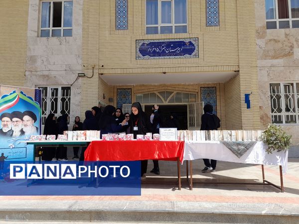 تجلیل از برگزیدگان دبیرستان ۱۵ خرداد 