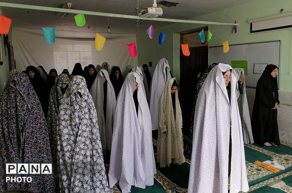 نمازجماعت و جزء‌خوانی در دبیرستان حاج مهدی روحانی ارغا شهرستان خلیل آباد