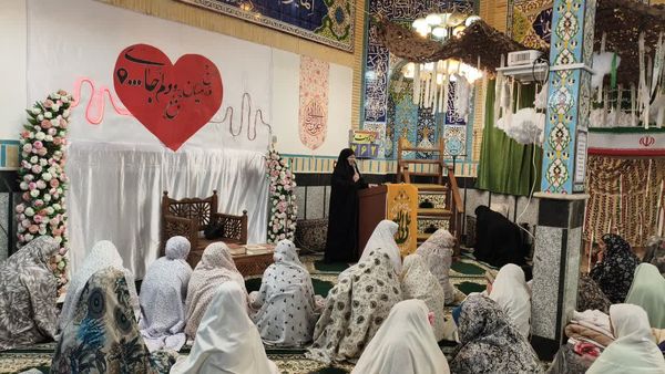 نوجوانان دختر در اعتکاف؛ لحظاتی سرشار از نماز و معنویت