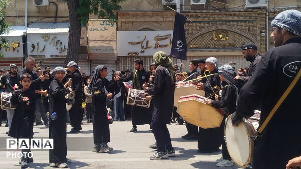 شور حسینی در خیابان های شهر؛عاشورا در قاب زنجیر زنان